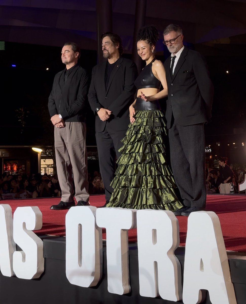 What a night… Leonardo DiCaprio, Benicio del Toro, Chase Infiniti y el director Thomas Anderson en la Red Carpet de “Una Batalla tras Otra” 🎬🍿
#UnaBatallaTrasOtra #redcarpet 👠 #redcarpetreport ✍️