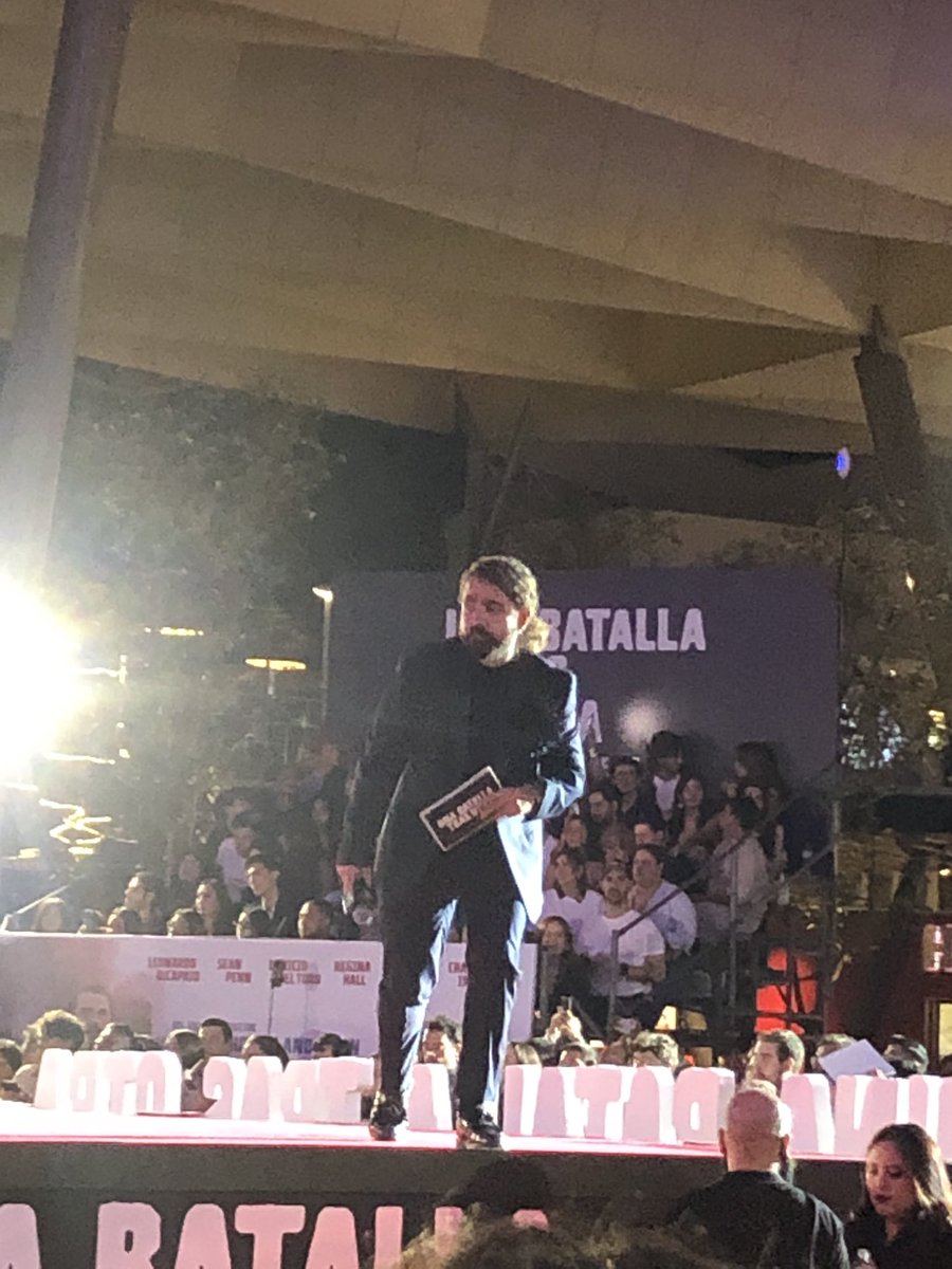 El momento infraganti de <a href="/IbarrecheJavier/">Javier Ibarreche</a> 📸  #UnaBatallaTrasOtra 🎬🍿 #redcarpet 👠