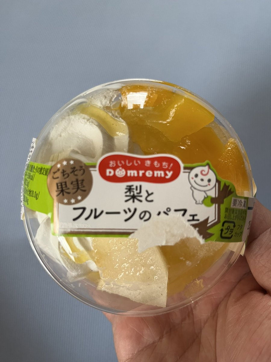 こんにちは😃今日も暑いですね。体調管理するのが難しいですが皆さん頑張って下さいね😆
今日のおやつは、梨とフルーツのパフェ！
梨の他に黄桃､🥝が入っていて美味しかった。ご馳走様でした。😋