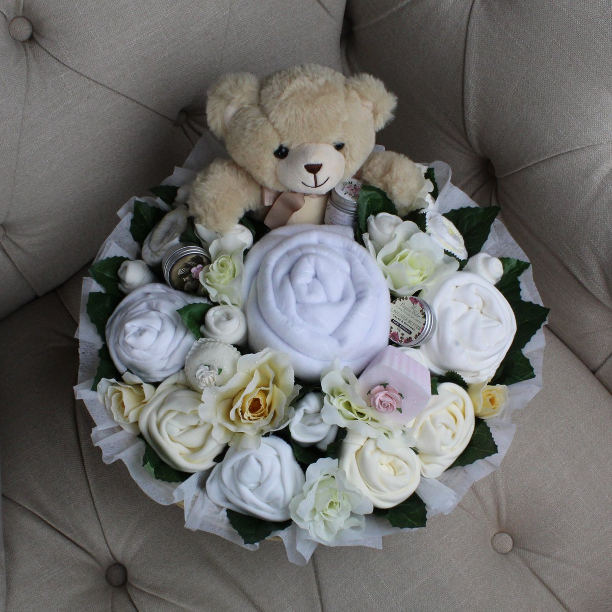 Our Luxurious Pampering Bouquet is designed to look like a floral arrangement, but inside it’s filled with beautifully rolled baby essentials and pampering treats. 

A stunning and thoughtful alternative to traditional flowers.

Shop now - baby-bouquets.co.uk/product/luxuri…

#baby #bouquet