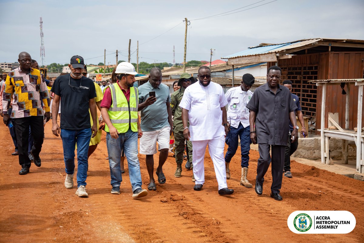 AccraMetropolis's tweet photo. Mayor of Accra inspects ongoing road construction at Bubui Electoral Area

https://t.co/HEKtxGXf1P https://t.co/jkLGF9cHh4