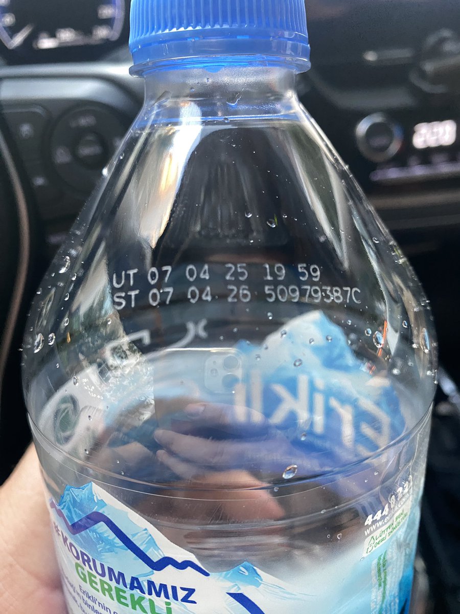 Mete_uy's tweet photo. 2-3 haftadır içtiğim #erikli su tadında bir tuhaflık var. 500 ml 1500 ml şilelerde su içiyorum. Farklı yerlerden aldığım sularda hep “musluk suyu” gibi ifade edeceğim klorumsu veya paslı bir tat geliyor. Bu şişede de durum aynı. Haberiniz olsun tadınız kötü #korumamız https://t.co/EeDhvu7dX3