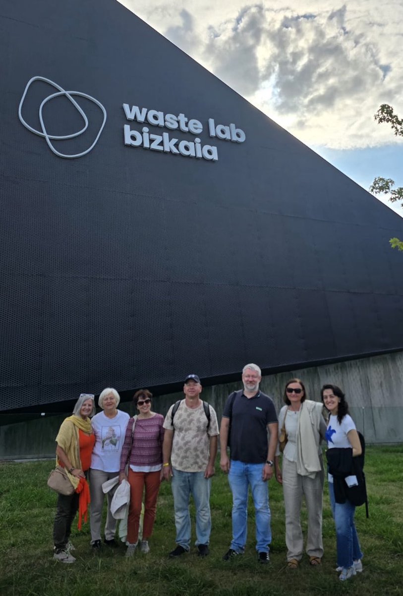 Esta semana hemos acompañado a un grupo de personas refugiadas ucranianas en una visita muy especial a Waste Lab Bizkaia, un espacio de innovación y concienciación sobre la economía circular, sostenibilidad y empleo verde ♻️ 

<a href="/Bizkaia/">Bizkaiko Foru Aldundia/Diputación Foral de Bizkaia</a>