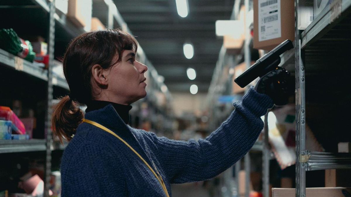 #OnFalling de Laura Carreira muestra sin rodeos la degradación mental y física que produce el ultracapitalismo en el que vivimos. Aurora (Joana Santos) ya es uno de los personajes del año. Muy recomendable.