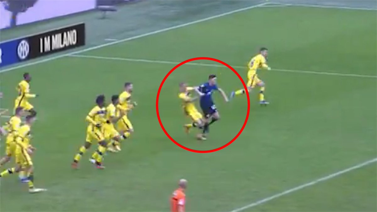 claudeherou2's tweet photo. Capite perché ci hanno rimesso una barca di soldi?
#barella #bastoni #calcioscommesse #marottaleague #inter #impuniti #ladri https://t.co/L6i9nHGd2N