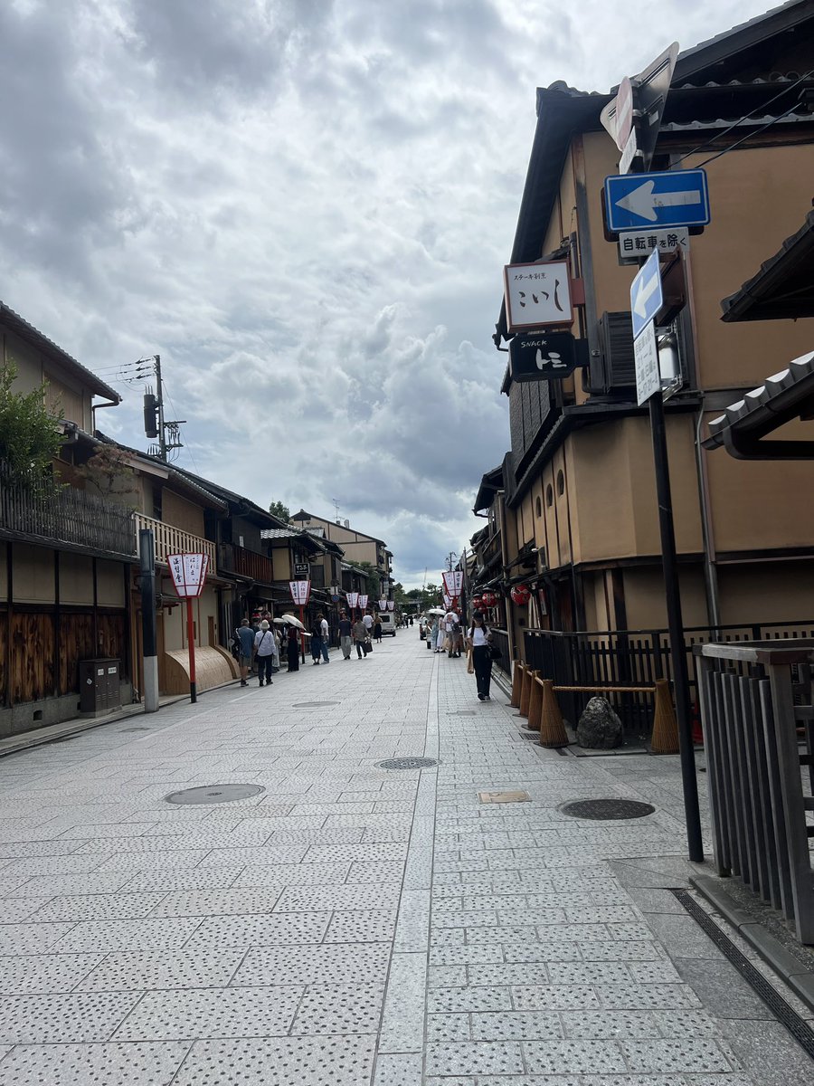 ItsLynnie's tweet photo. Spotting RL geisha &amp; maiko, especially when Memoirs of a Geisha is one of the greatest books you read as a kid! 📌 Gion, Kyoto, Tokyo https://t.co/FQ6WlONEzX