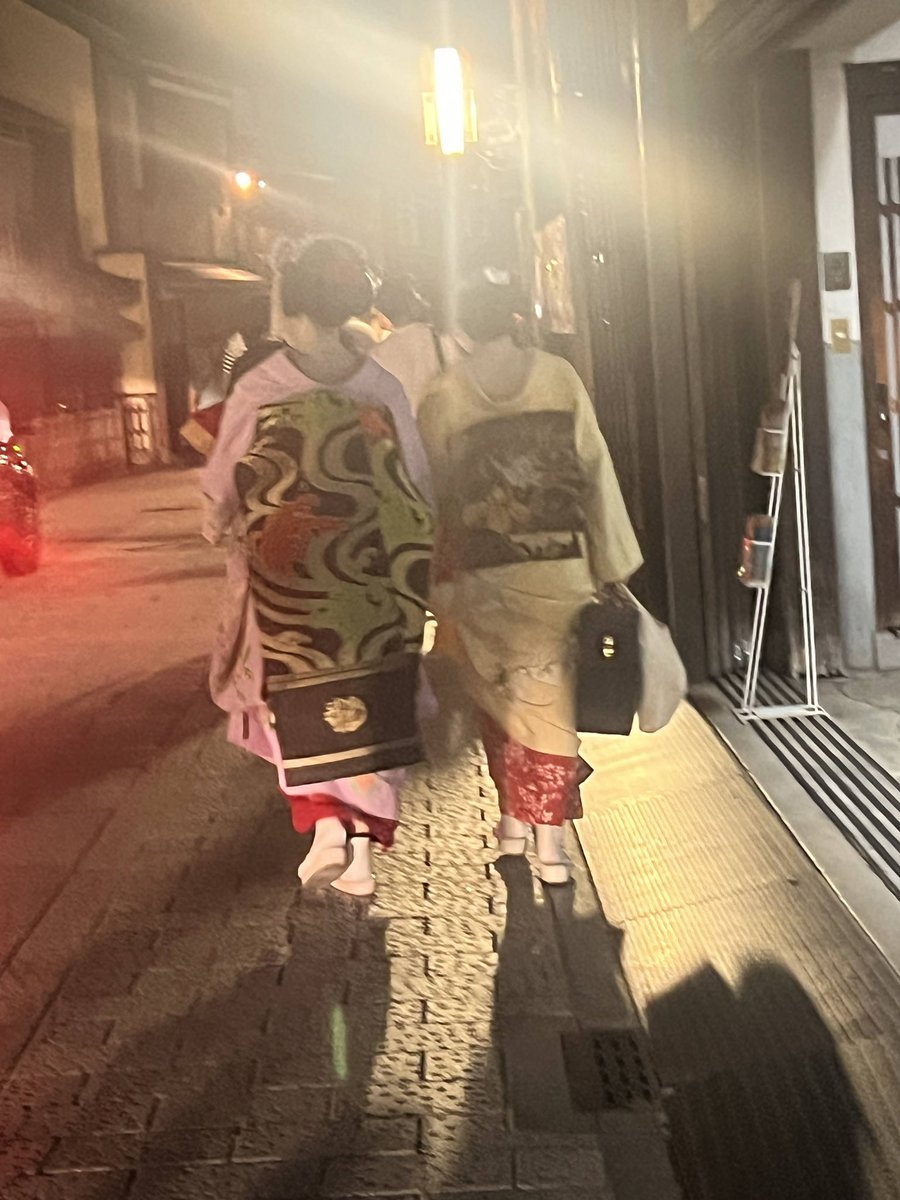 ItsLynnie's tweet photo. Spotting RL geisha &amp; maiko, especially when Memoirs of a Geisha is one of the greatest books you read as a kid! 📌 Gion, Kyoto, Tokyo https://t.co/FQ6WlONEzX