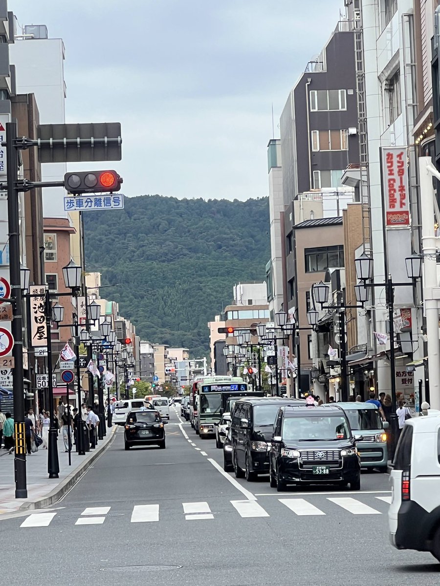 ItsLynnie's tweet photo. Spotting RL geisha &amp; maiko, especially when Memoirs of a Geisha is one of the greatest books you read as a kid! 📌 Gion, Kyoto, Tokyo https://t.co/FQ6WlONEzX