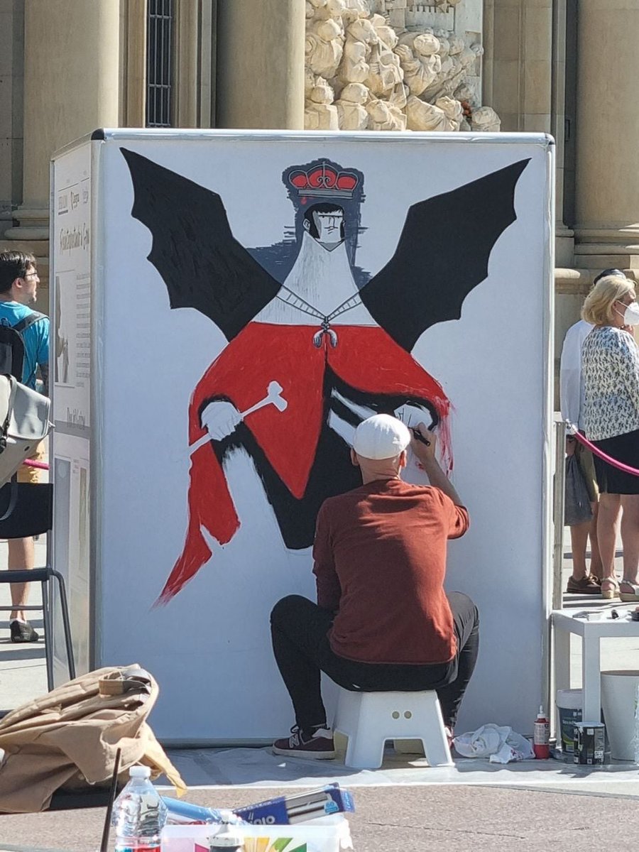 Hace 4 años.
"Interpretando una obra de Goya, delante de otra obra de Serrano en la plaza de mi pueblo. 
Nos hizo sol, el cierzo nos visitó y apareció la lluvia al final, ni tan mal"