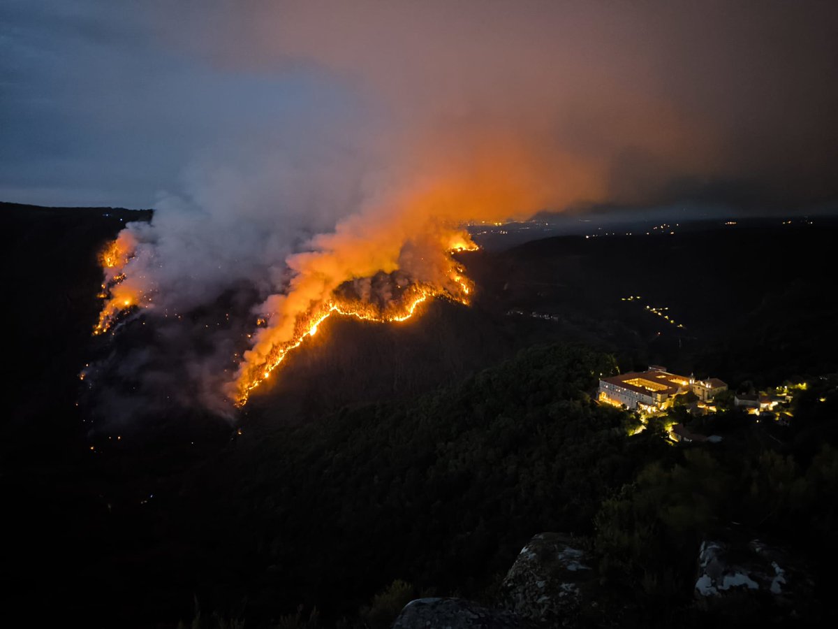 Arde la Ribeira Sacra.
En la imagen, a la derecha, el monasterio de Santo Estevo, escenario de El Bosque de los cuatro vientos. 

📸 La foto me la envían los vecinos de Nogueira de Ramuín, fue tomada anoche.