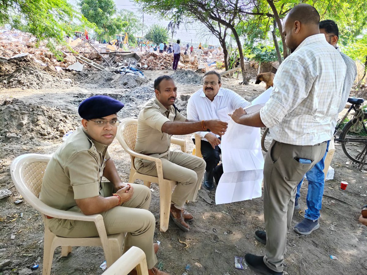 CollectorGnr's tweet photo. જિલ્લા કલેક્ટર શ્રી મેહુલ દવેના માર્ગદર્શનમાં ગેરકાયદે દબાણો સામે આકરી કાર્યવાહી
ગાંધીનગર જિલ્લામાં કલેક્ટર શ્રી મેહુલ દવેના માર્ગદર્શન હેઠળ ગેરકાયદે દબાણો વિરૂદ્ધ સખત અભિગમ અપનાવવામાં આવ્યો છે.

#gandhinagar #GNR https://t.co/ibQf3txEmu