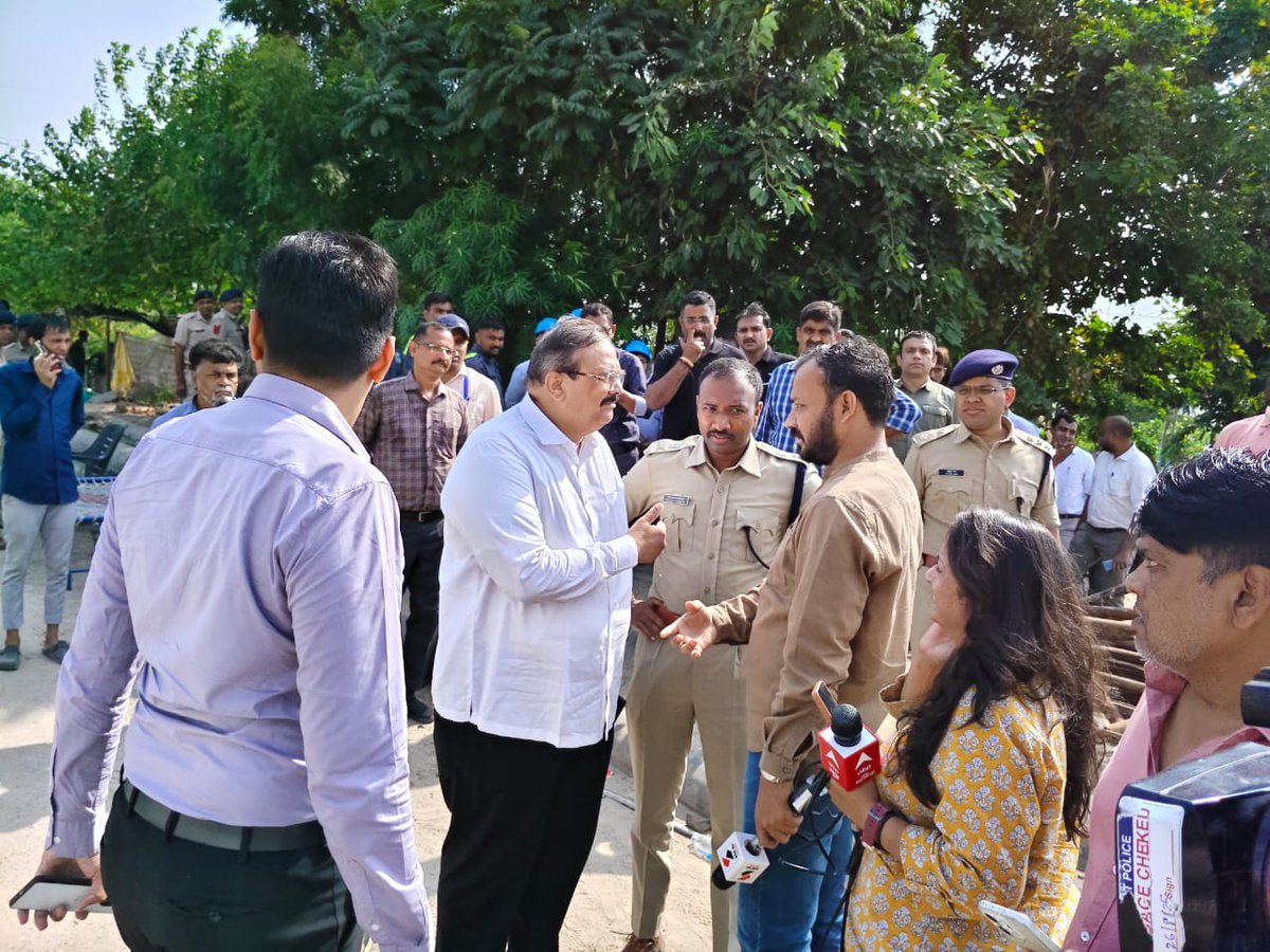CollectorGnr's tweet photo. જિલ્લા કલેક્ટર શ્રી મેહુલ દવેના માર્ગદર્શનમાં ગેરકાયદે દબાણો સામે આકરી કાર્યવાહી
ગાંધીનગર જિલ્લામાં કલેક્ટર શ્રી મેહુલ દવેના માર્ગદર્શન હેઠળ ગેરકાયદે દબાણો વિરૂદ્ધ સખત અભિગમ અપનાવવામાં આવ્યો છે.

#gandhinagar #GNR https://t.co/ibQf3txEmu