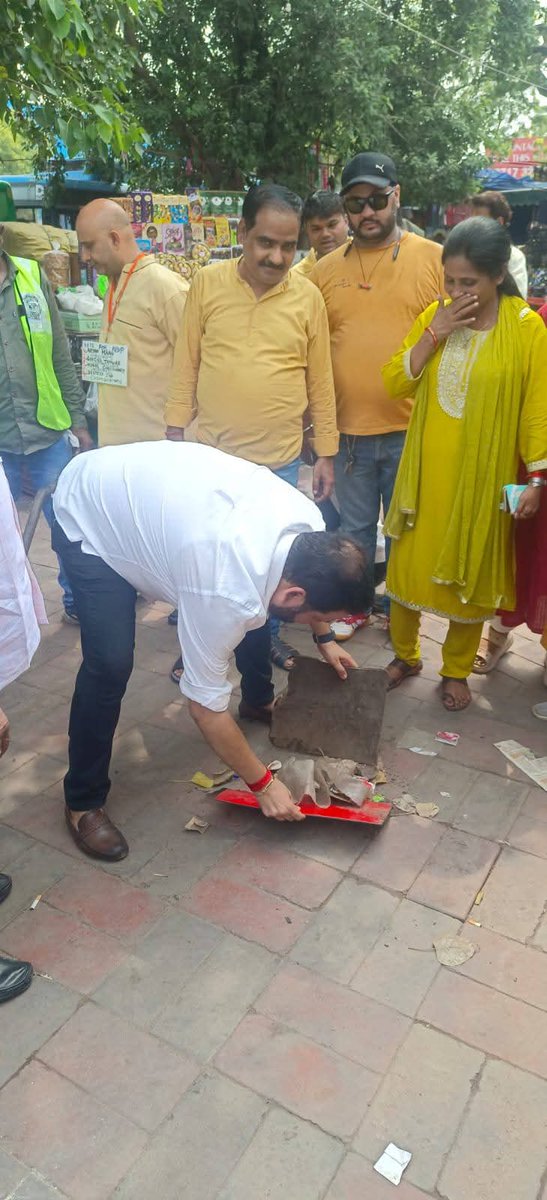 ManishChadhaBJP's tweet image. 🇮🇳 स्वच्छ भारत - स्वस्थ भारत 🇮🇳

आज माननीय #प्रधानमंत्री श्री @narendramodi जी के #जन्मदिवस के पावन अवसर पर पहाड़ गंज वार्ड में  #स्वच्छता अभियान चलाया गया। ✨

यह अभियान #मोदी जी के “#स्वच्छ भारत” संकल्प को समर्पित रहा, जहाँ क्षेत्रवासियों ने बढ़-चढ़कर भाग लिया 
@BansuriSwaraj