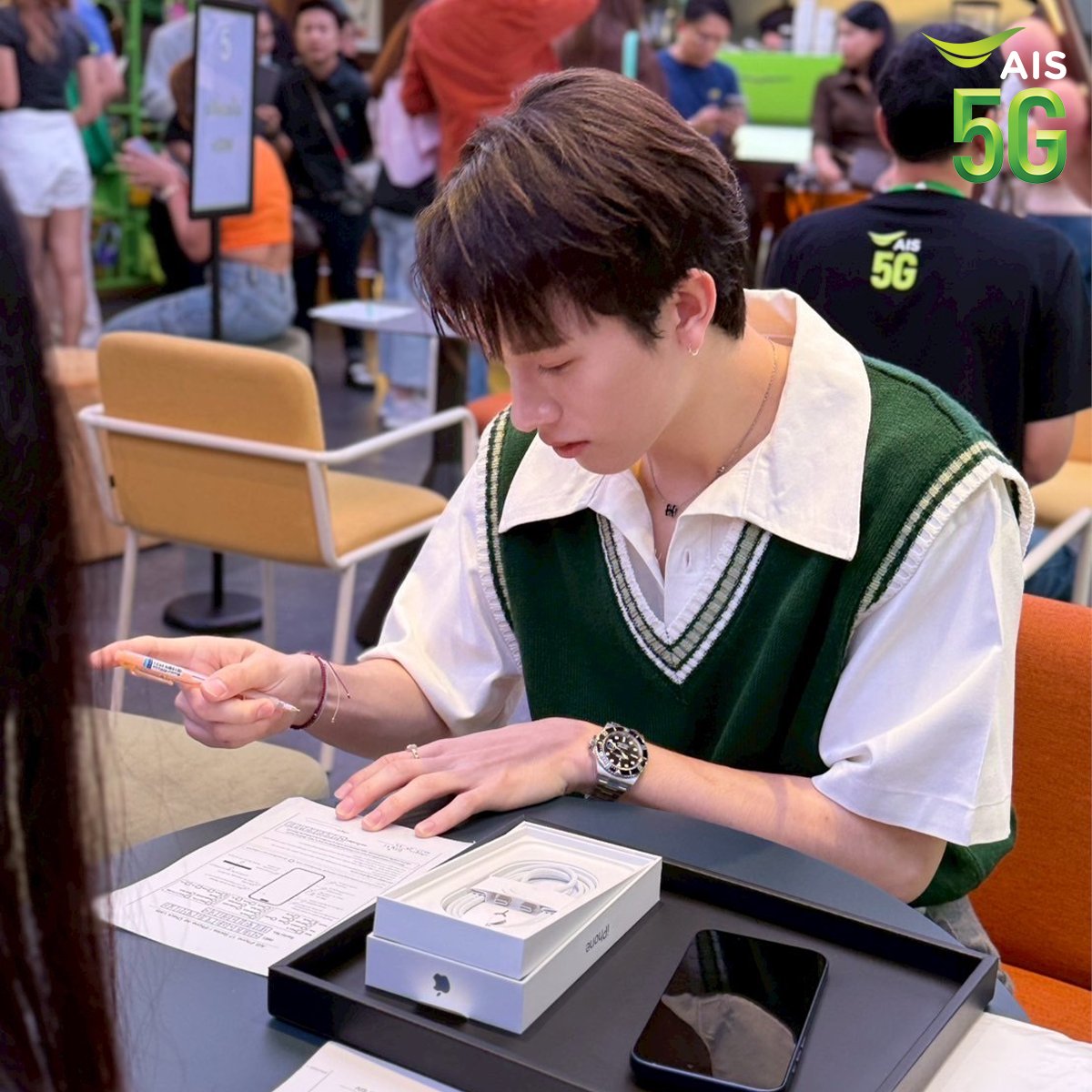 AIS_Thailand's tweet photo. 🌸 2 หนุ่มสุดคิ้วท์ Onglee และ Gorn จากวง PROXIE 💚 
 แวะมารับเครื่องที่ AIS SIAM แบบแพ็กคู่ ! 🥰

สามารถ Walk-in เข้ามาสัมผัสเครื่องจริง iPhone 17 ทุกรุ่น และ iPhone Air ได้แล้วที่ AIS SIAM

#iPhone17 #iPhoneAir #AIS #AIS5G #ซื้อมือถือใหม่ต้องAISแล้วไหม https://t.co/aOhRq1uKis