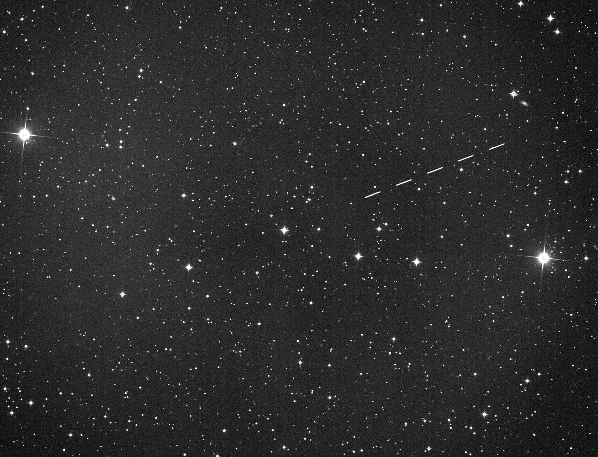 mediainaf's tweet photo. Eccolo. È l'asteroide #2025FA22 ripreso questa notte dal sistema Tandem della Stazione astronomica di Loiano mentre passava a un milione di km dalla Terra. Ognuno dei 5 trattini è il risultato di 60 secondi di posa. Crediti: Albino Carbognani, Manuel Barbetta e Stefano Palmiotto. https://t.co/47p981id7y
