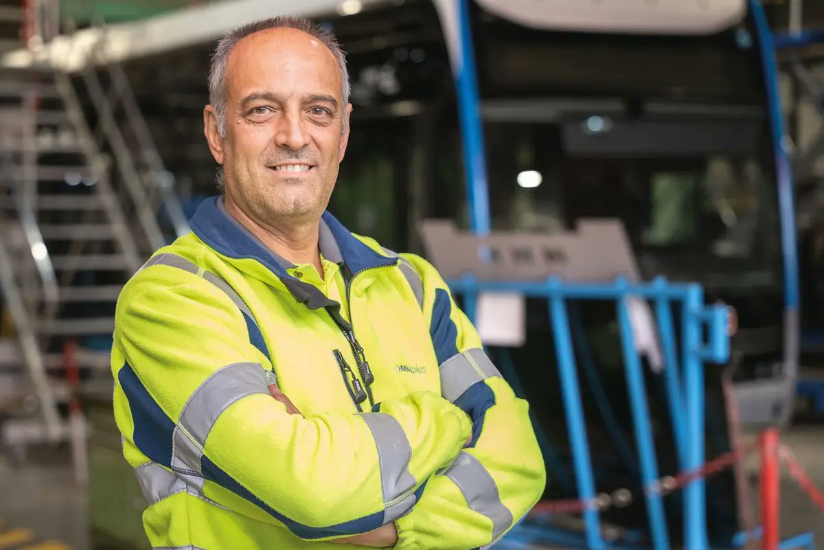 "Nos clients savent qu'ils peuvent compter sur nous." C’est ce qui fait la fierté de J. Gándara et de l’équipe #OMNIplus à Madrid : assurer chaque jour la disponibilité des véhicules pour garantir une mobilité fluide et sûre. Découvrez son portrait ➡️ fcld.ly/s1ypgkk