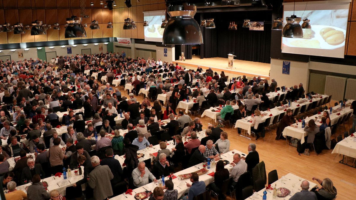 NouveauAG's tweet image. Ein Rückblick: Winzer des Jahres beim Grand Prix du Vin Suisse – 2007, 2011 &amp;amp; 2018. Jahre voller Leidenschaft &amp;amp; Innovation, gekrönt 2016 mit dem Titel bestes Schweizer Weingut des Jahrzehnts.

🌐 mathier.com/auszeichnungen/

#mathier #diegomathier #wallis #salgesch #walliserwein