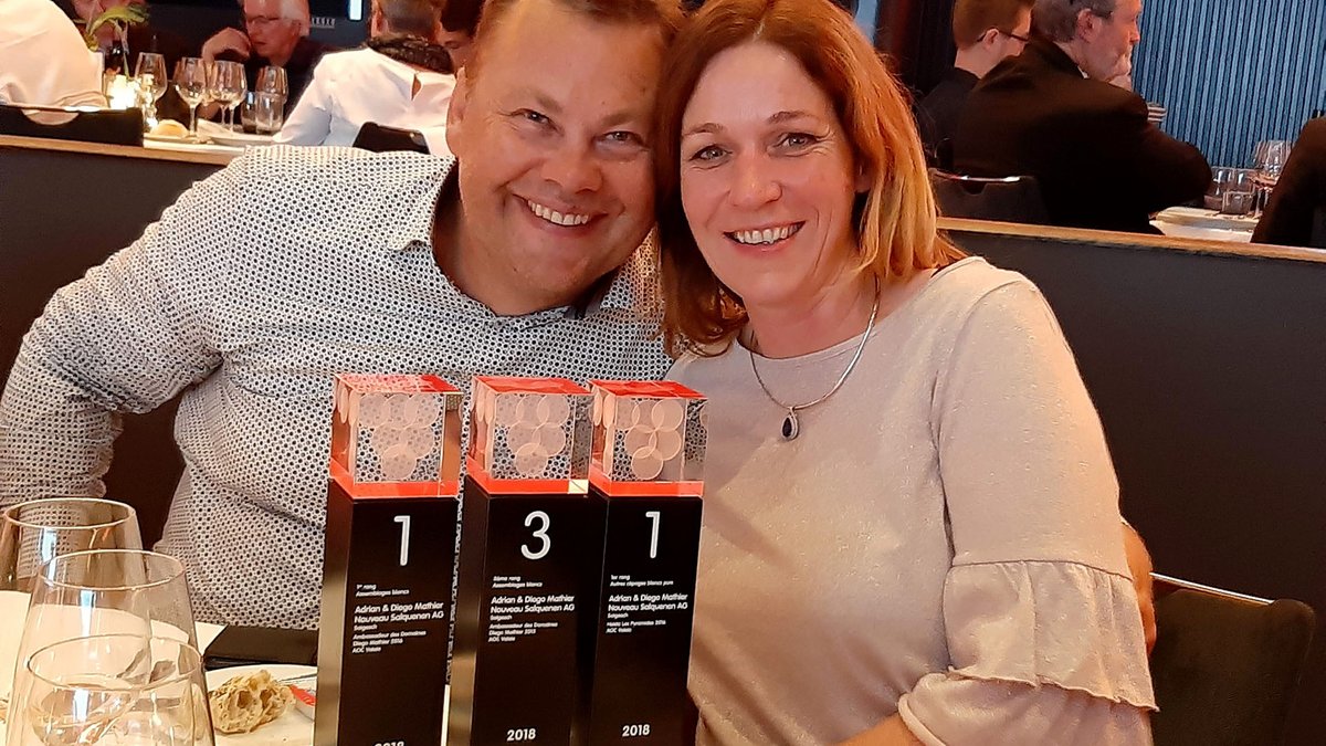 NouveauAG's tweet image. Ein Rückblick: Winzer des Jahres beim Grand Prix du Vin Suisse – 2007, 2011 &amp;amp; 2018. Jahre voller Leidenschaft &amp;amp; Innovation, gekrönt 2016 mit dem Titel bestes Schweizer Weingut des Jahrzehnts.

🌐 mathier.com/auszeichnungen/

#mathier #diegomathier #wallis #salgesch #walliserwein