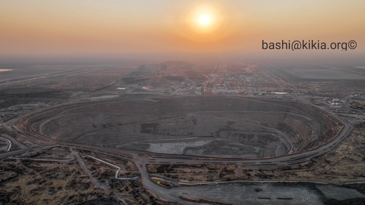 bashikikia's tweet photo. Sunrise over the Orapa Diamond mine 💎 pit. A diamond production beast since 1971.

#Orapa #OrapaMine #DiamondPower #BeastSince1971 #diamondlife #Botswana https://t.co/yOKYldTwBr