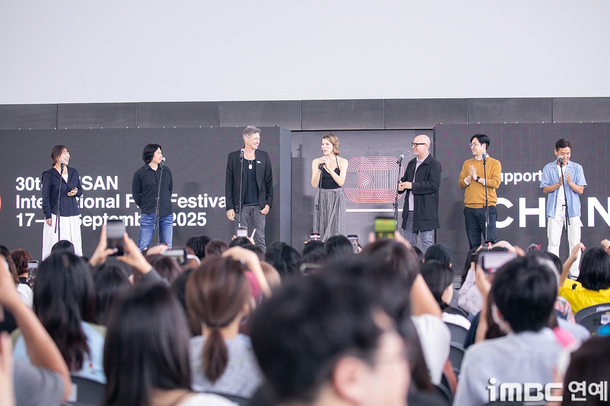 [포토] 밀라 요보비치, 제가 부산에 있다니 #밀라요보비치 #MillaJovovich #프로텍터 #부국제 #BIFF #부산국제영화제 #무대인사_250919 [iMBC 연예] 배우 밀라...