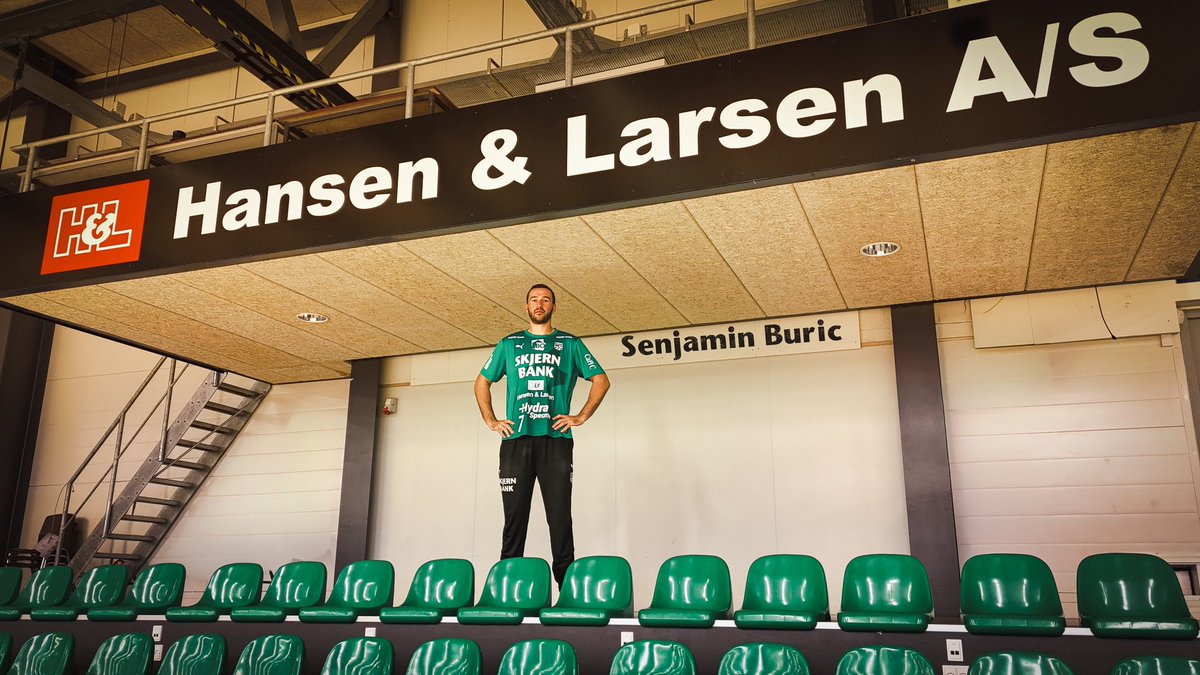 Skjern Håndbold forlænger med Senjamin Buric 🤝🏻

– Få måneder inde i min første sæson vidste jeg, at jeg gerne ville blive i Skjern i længere tid. Jeg hørte kun gode ting om klubben fra Emil Nielsen, da vi spillede sammen i HBC Nantes, og han fik ret. Vi føler os hjemme i Skjern,