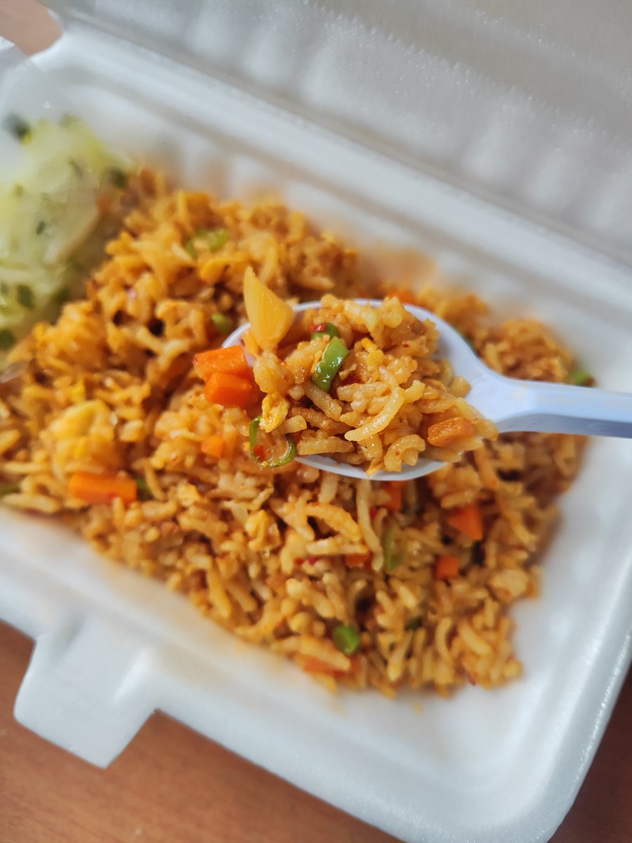myannavi's tweet photo. こんにちは！  
今日の昼ご飯です。
ミャンマー語でပသျှူးထမင်းကြော်です。
とても美味しかったです。 https://t.co/bBLr5RckE3