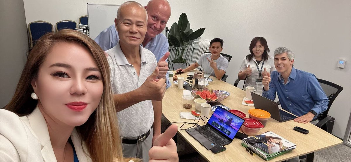 danke_liang's tweet photo. #尔湾JANE国际团队，今日一对一陪跑，人寿保险小白变大咖

又是忙���充实的一天🖥️📱☎️
医生👨🏻‍⚕️伙伴下班后来公司给他产品培训
沟通下周健康讲座的流程和slides
爸爸👨🏻亲自送爱心晚餐到公司给伙伴们
有你们好温暖，好幸福[爱心][爱心][爱心]
#医生#美国人寿#保险 https://t.co/3DYNBndrfw