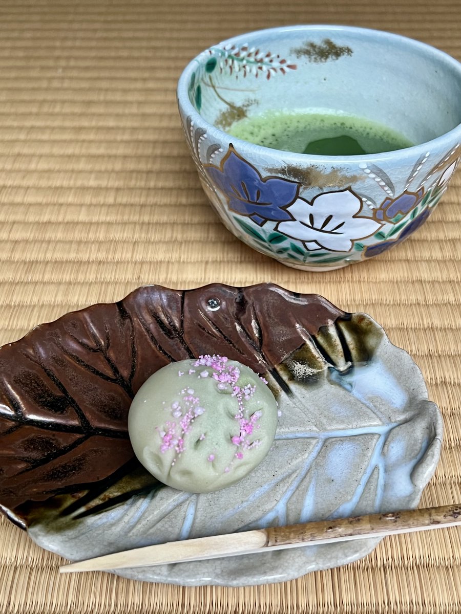 koian2023's tweet photo. 菓子 こぼれ萩 #いせや
#赤門 を くぐる記憶や 萩の花
#旧崇広堂 へ萩の写真を撮りに行った帰り、いつもの饅頭屋のショーケースの中に「こぼれ萩」がございました。
遠い昔の思い出の紅白の #萩✨
その記憶のままに咲いています✨
🇯🇵 #iga #BushClover #hagi #haiku https://t.co/4dziMsy0qY