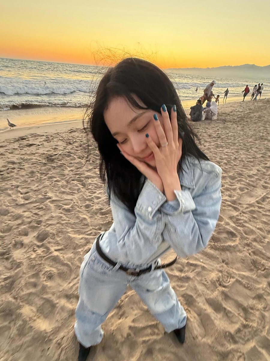 นางใส่แหวนนิ้วนางข้างซ้ายจริง ๆ 😭😭 แบบไม่ได้กลับรูปอะ ! เพราะถ้าดูจากปุ่มไอโฟนละก็ท่าโพสต์ ไม่ได้กลับรูปแน่นอนค่ะ 💯 😭🤲🏻 แก วันครบรอบกันหรอ . .