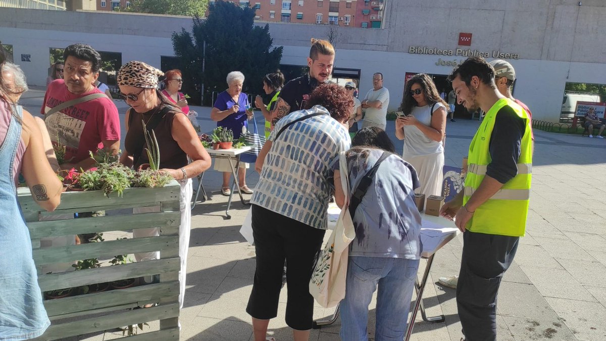 jmd_usera's tweet image. 📸Así de animada estuvo la jornada de intercambio  de esquejes, celebrada en la explanada de la @jmd_usera 
#Useraescucha
#UnidadesDistritalesColaboración
#Participación
🌱🪴🪴🌱