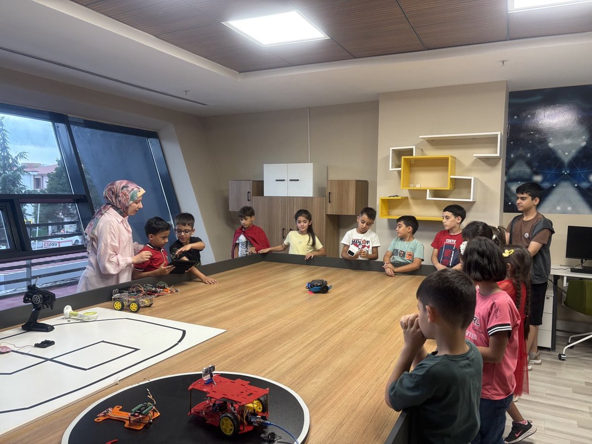 onuc_subat_gm's tweet image. 📍 Erzincan On Üç Şubat Gençlik Merkezi 

On Üç Şubat Gençlik Merkezi olarak gençlerimizi #RobotikKodlama ile geleceğe hazırlıyoruz! 💡🤖 Kod yazmayı, algoritma geliştirmeyi ve teknolojiyle üretmeyi öğreniyoruz. 🚀✨  

Geleceğin mühendisleri burada yetişiyor! 📡👨‍💻👩‍💻