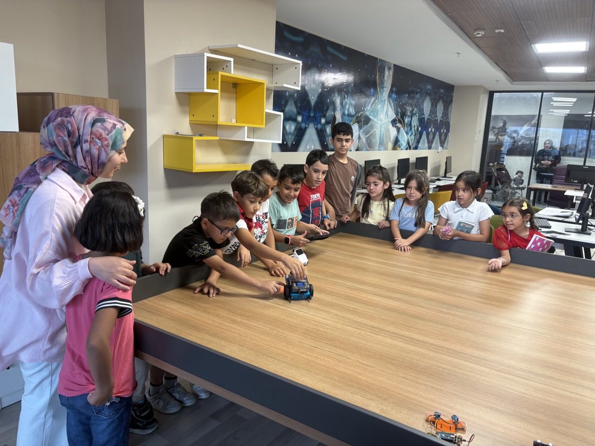 onuc_subat_gm's tweet image. 📍 Erzincan On Üç Şubat Gençlik Merkezi 

On Üç Şubat Gençlik Merkezi olarak gençlerimizi #RobotikKodlama ile geleceğe hazırlıyoruz! 💡🤖 Kod yazmayı, algoritma geliştirmeyi ve teknolojiyle üretmeyi öğreniyoruz. 🚀✨  

Geleceğin mühendisleri burada yetişiyor! 📡👨‍💻👩‍💻