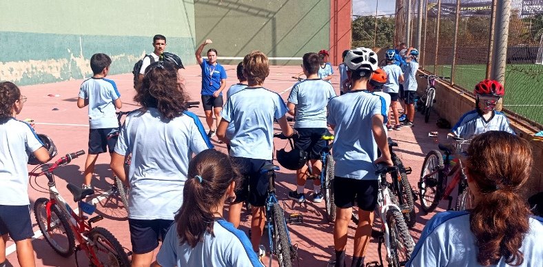 En el taller de manejo de la 🚲#bici se aprende a montar en bicicleta y a adquirir las habilidades necesarias para circular por carriles bici y la🚦vía urbana de forma lúdica y segura, con 🚴🏻‍♀️#AulaCiclista.

📸 Alumnado del colegio Sagrada Familia (Fundación PJO) <a href="/ColeSF_Patro/">Cole SF Patro</a>.