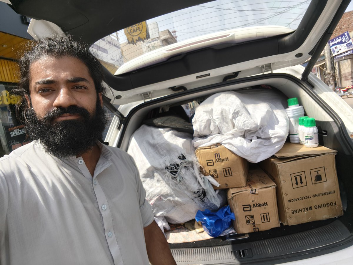 بسم اللہ۔۔ اٹھارواں دن۔۔۔ آج ملتان عبدلحکیم کے علاقے میں مچھر بھگاو سپرے مشین، مچھر بھگاو لوشن، مچھر دانیاں۔۔
 یہاں مچھروں کی بھرمار نے لوگوں کی زندگی بدترین کی ہوئی ہے اللہ خیریت رکھے۔۔ آمین