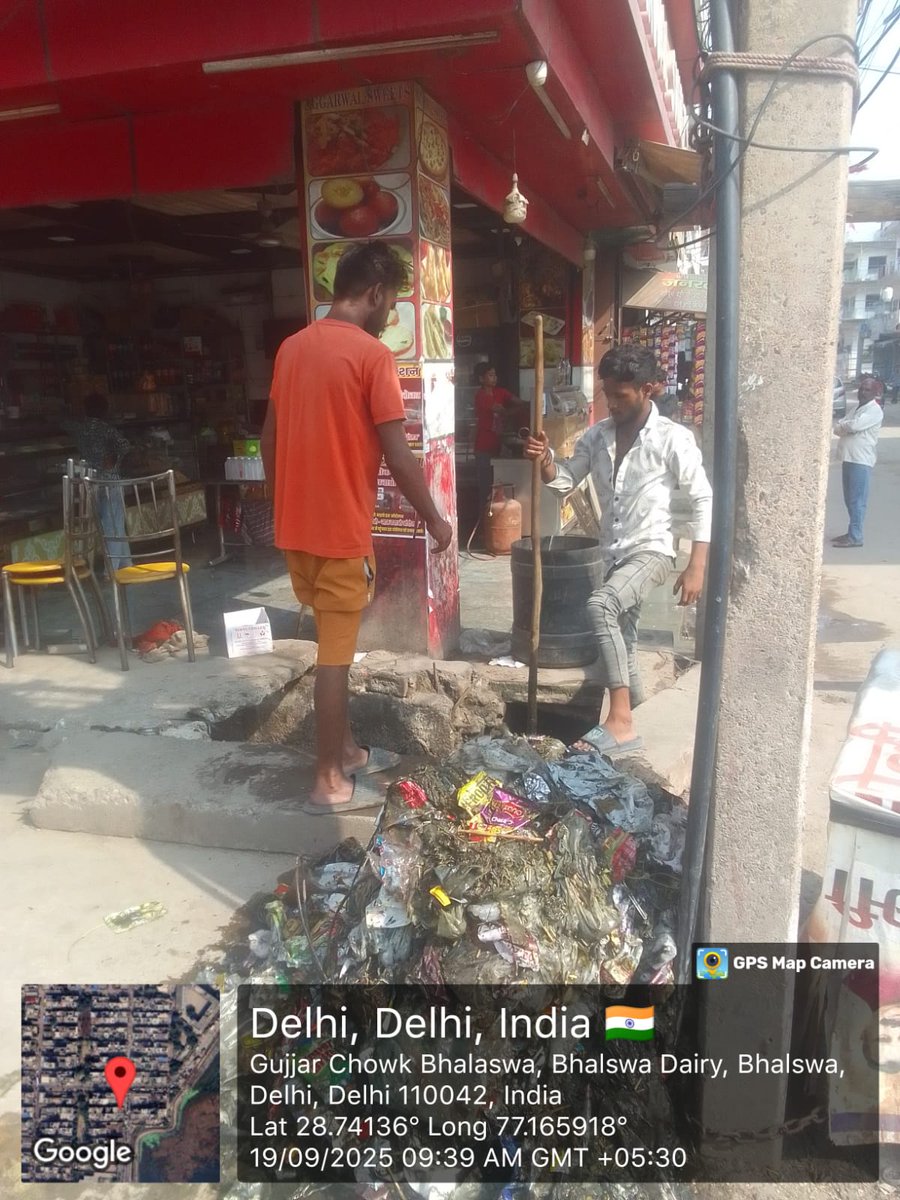 deepak4bjpbadli's tweet image. 🚧✅
क्षेत्र की स्थिति को ध्यान में रखते हुए बादली विधानसभा के मंगल बाजार रोड जहांगीरपुरी, भलस्वा डेयरी, मामचंद धनिया मार्ग और समयपुर चौक* पर *डि-सिल्टिंग कार्य उच्च स्तर पर* करवाया गया।
👉 जनता की सुविधा और स्वच्छ वातावरण ही हमारी प्राथमिकता है।
#PublicService #DevelopmentForAll