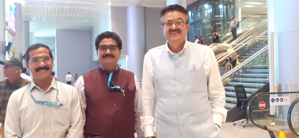 airnews_hyd's tweet photo. ప్రసార భారతి అధ్యక్షులు నవనీత్ కుమార్ సెహగల్ రెండు రోజుల పర్యటనపై హైదరాబాద్ చేరుకున్నారు. @RGIAHyd లో ఆకాశవాణి క్లస్టర్ హెడ్ హారిసింగ్, #RNU అధిపతి MS మహేష్ స్వాగతం పలికారు. ఈ రోజు ఆకాశవాణి కేంద్రాన్ని, రేపు దూరదర్శన్ కేంద్రాన్ని సందర్శిస్తారు.
Akashavani Pics- MS Lakshmi https://t.co/V5q16kUZPC