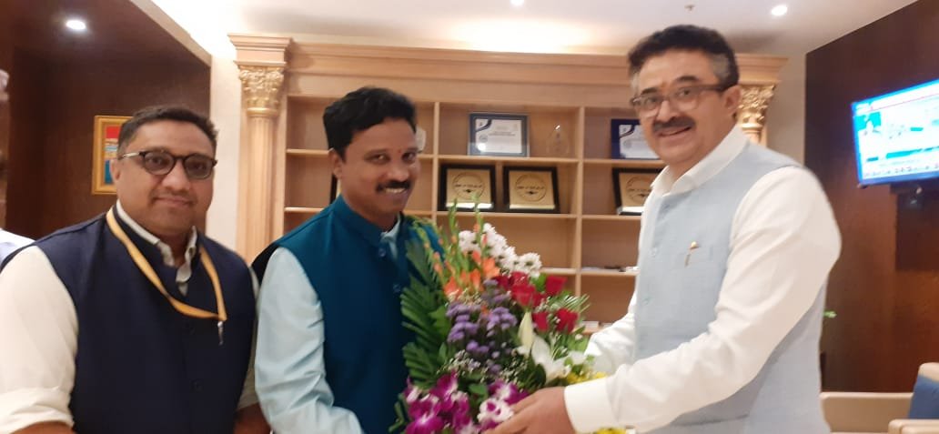 airnews_hyd's tweet photo. ప్రసార భారతి అధ్యక్షులు నవనీత్ కుమార్ సెహగల్ రెండు రోజుల పర్యటనపై హైదరాబాద్ చేరుకున్నారు. @RGIAHyd లో ఆకాశవాణి క్లస్టర్ హెడ్ హారిసింగ్, #RNU అధిపతి MS మహేష్ స్వాగతం పలికారు. ఈ రోజు ఆకాశవాణి కేంద్రాన్ని, రేపు దూరదర్శన్ కేంద్రాన్ని సందర్శిస్తారు.
Akashavani Pics- MS Lakshmi https://t.co/V5q16kUZPC