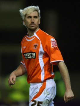 BFC_ExPlayers's tweet image. Happy 43rd Birthday today to former Pool defender &amp;amp; top fella ... Shaun Barker @barks5 @Queenbcakess 

Hope you have a great day Shaun !
👍😀🎂🍻⚽️🍊

#TopMan 
#Reggie 
#ManOfManyHairstyles