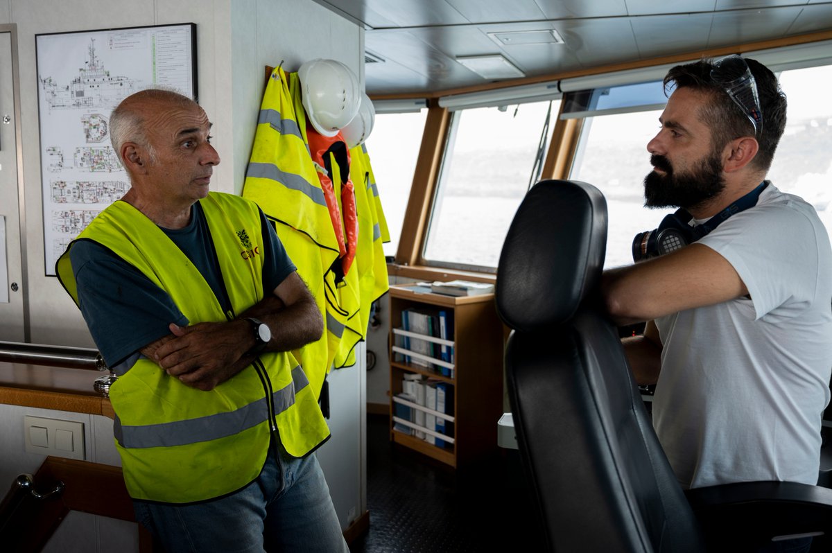 Equipos del <a href="/IGME1849/">Instituto Geológico y Minero de España</a>, <a href="/ipnacsic/">IPNA</a> e <a href="/IEOoceanografia/">Instituto Español de Oceanografía (IEO-CSIC)</a> realizaron sobre el terreno análisis químicos, medición de gases, vigilancia aérea y calcularon el impacto del volcán sobre la biodiversidad insular y sobre la llegada de la colada al mar