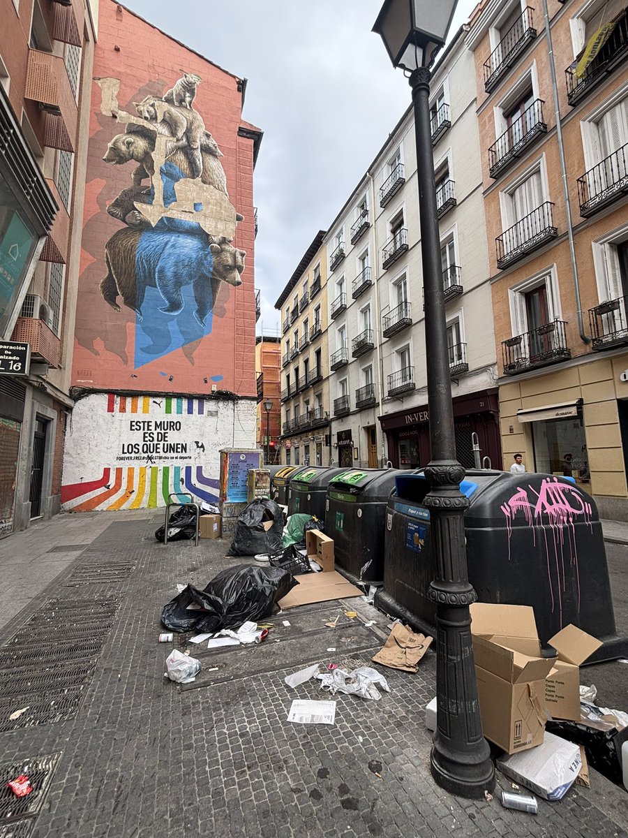 Más rincones típicos y castizos del  #madridbasura calle Augusto Figueroa n23 <a href="/avchueca/">Asoc. Vecinos Chueca y Salesas</a> <a href="/MadridDecadente/">MADRID DECADENTE</a> <a href="/Lineamadrid/">Línea Madrid</a> <a href="/AlmeidaPP_/">José Luis Martínez-Almeida</a>