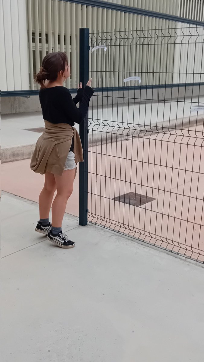 Recordar vocabulari, reprendre expressions... i fer-ho en moviment. Aquestes són les bases del "running dictation" que han realitzat aquest matí a 3r. Una activitat dinàmica i motivadora que ha tingut els nois i noies ben concentrats! #valorsdelPEC #qualitat #cooperació