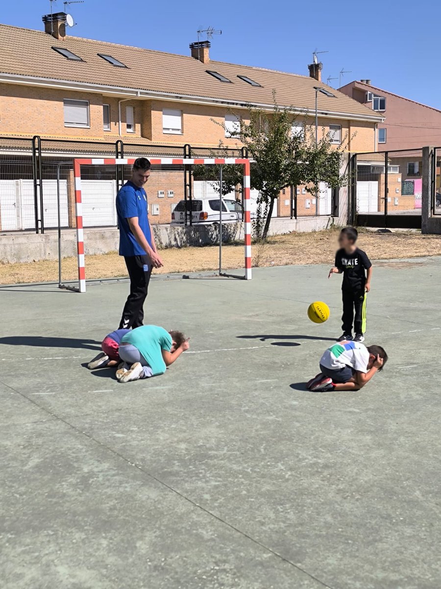 ¿Bote, pase... mini-partidito? ¿O mejor todos contra Álvaro y Nacho?

Esta semana estuvimos en el Colegio de Monfarracinos (CEIP Tierra del Pan),  compartiendo baloncesto con los peques: una horita de ejercicios, baloncesto y piña.

¡Gracias por recibirnos con los brazos