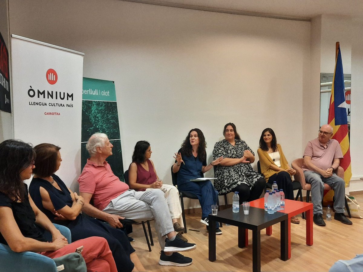 Ahir a Òmnium Garrotxa juntament amb <a href="/faberllull/">faberllull</a>  Olot vam parlar sobre catalanística i el paper del català al món i dels reptes i oportunitats de la nostra llengua en un món globalitzat. 

Gràcies a totes les persones que hi vau participar!
