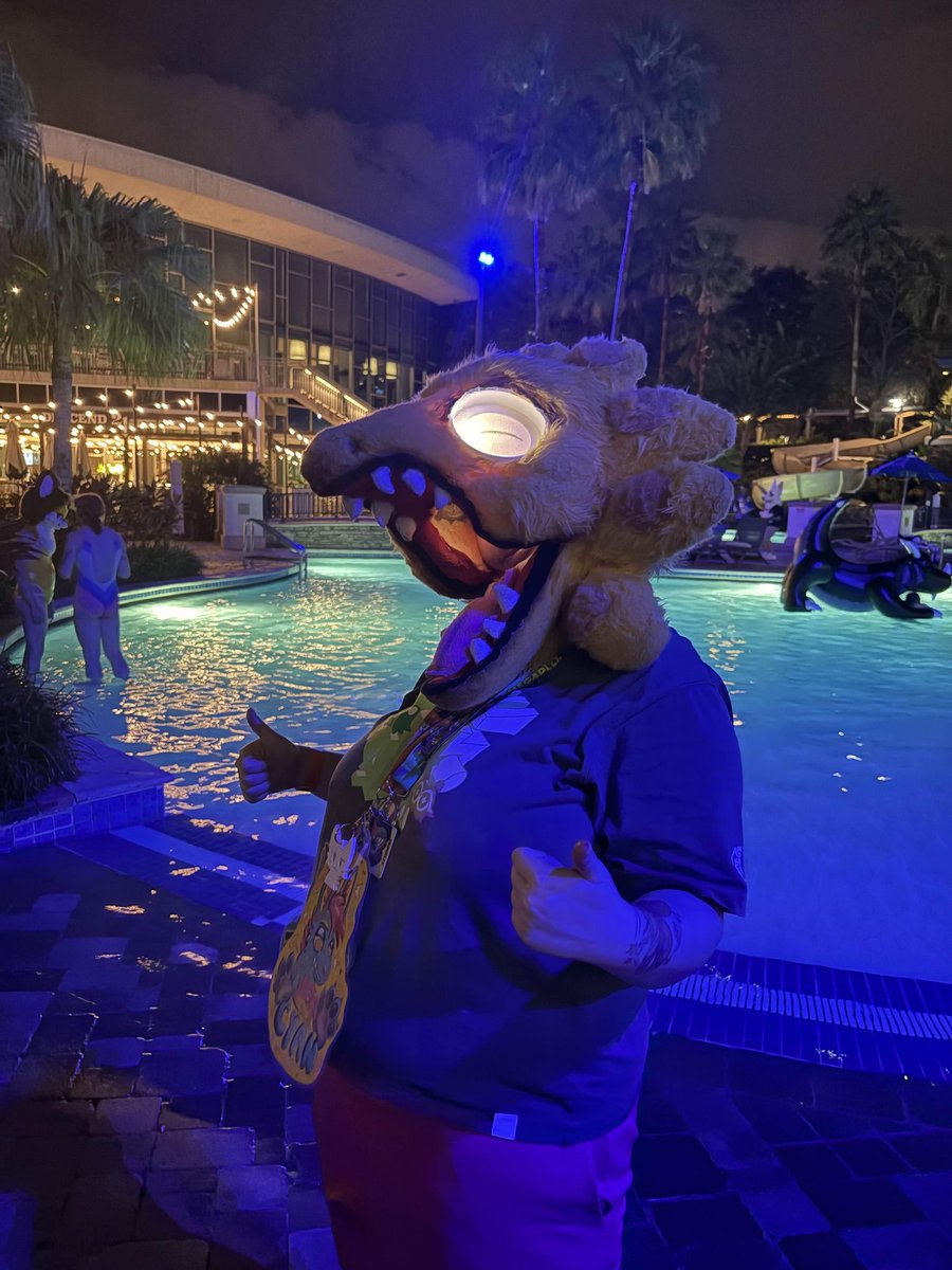 💛Goldie IRL🐟 🔜 FWA Artist's Alley! (@fuffat) on Twitter photo 