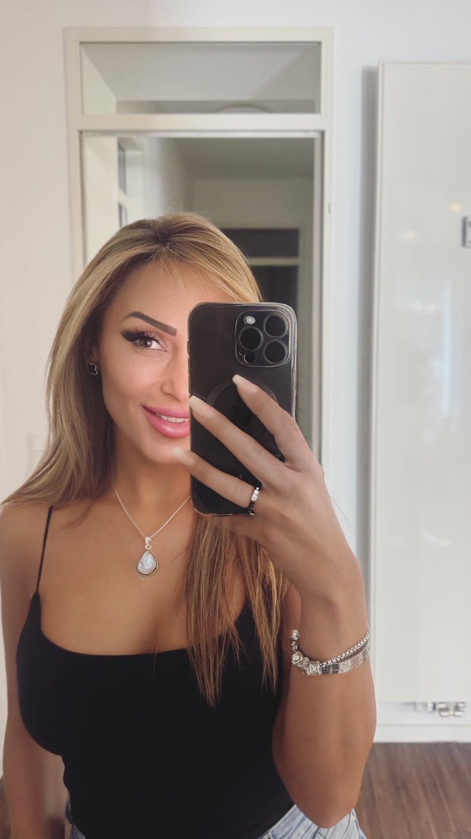 Morgen ☀️ ihr kleinen Geldmäuse.
Habt ihr schön von mir geträumt?
Ich wette, eure Finger jucken schon nach dem Überweisungsbutton.
Seid brav, kriecht in meine Nachrichten,
und lasst mich hören, wie eure Karten glühen.“
#geldherrin #zahlschweine #paypig #sahibe