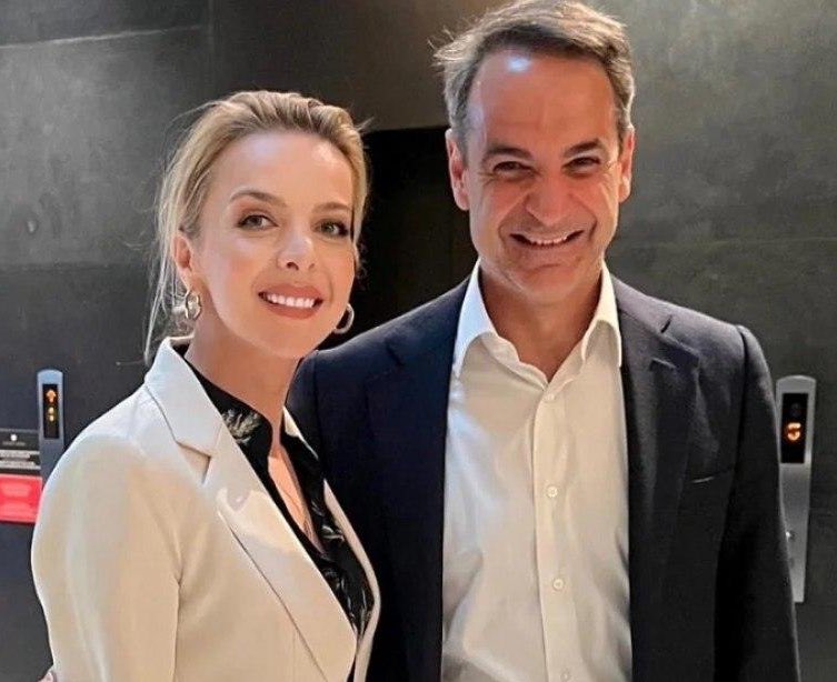 Ζω στην χώρα όπου 

Η κυβέρνηση που πήρε τις εκλογές με εκατομμύρια ευρώ πληρώνοντας ψηφοφόρους σε όλη την χώρα για να βγεί ...

 Δεν καλεί τους μπροστινούς της κομματικούς μηχανισμούς για το σκάνδαλο ΟΠΕΚΕΠΕ , αλλά κάτι πεθαμένους 

Θα λάμψει πάλι η δικαιοσύνη 🤡