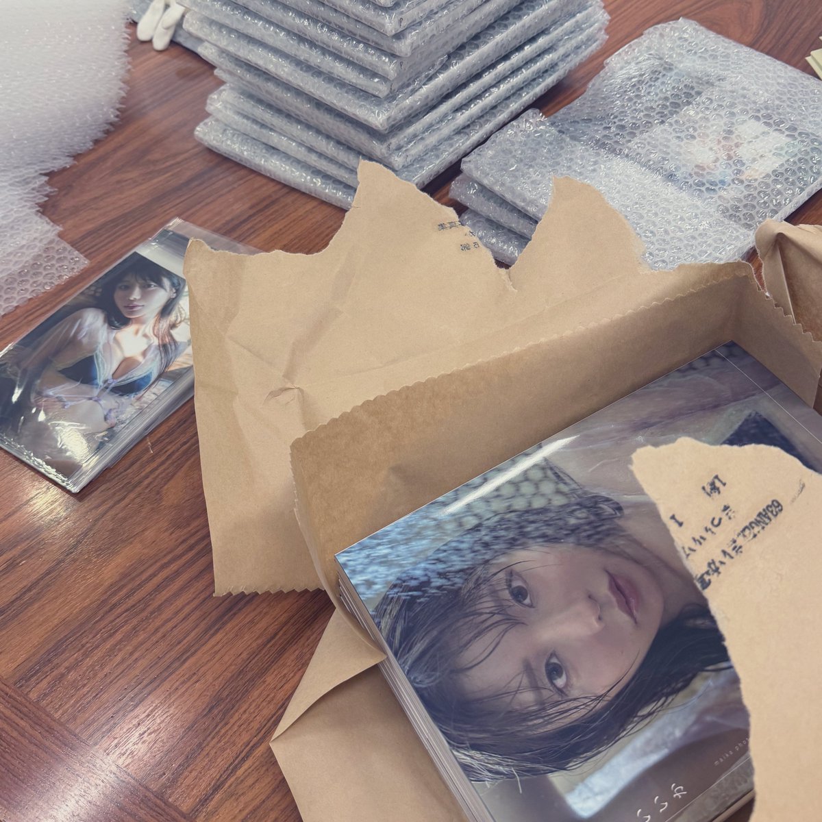 【まいか写真集お渡し会9/21】
63ANGELまいか写真集『まっいいか』
ご予約していただいた写真集を昨日発送いたしました！
到着までもう少々お待ちください！

ブロマイド付きは弊社サイトで！
guideworks.co.jp/book/b666983.h…

デジタル版もございます！
guideworks.co.jp/book/b668863.h…

#63ANGELまいか #63ANGEL