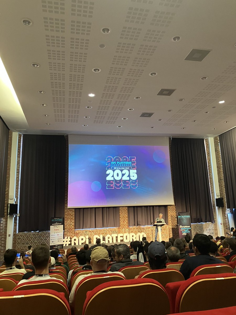 JPansart's tweet image. day2 at #APIPlatformcon