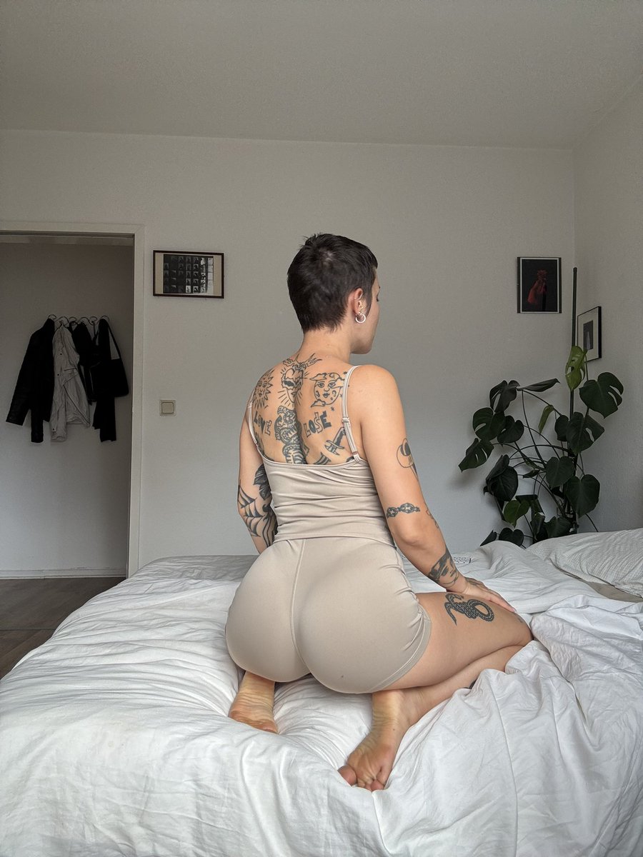 Wo guckst du zuerst hin, Beta? Füße, Arsch, Tattoos oder die kurzen Haare?