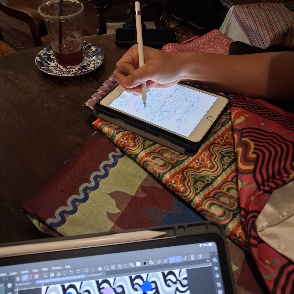 amulin67_'s tweet image. วันนิ้พ้มมาสตูฯชเวผ้าพิมพ์ลุนตยา คือคุณจ่อยเจ้าของเขาเชี่ยวชาญด้านลายผ้าพม่าเลยให้ช่วยออกแบบลายลุนตยาเจ้าพี่ให้เป็น'ลายเฉพาะของเจ้าพี่'✨️🥺🌹

คับ คือกุ จริงจังกับเรื่องเล่นๆมาก55555555ไม่รุ้เอาไปทำไรได้มั่งแต่สนองนี้ดก่อน แบบว่า ฮื้อๆเผื่อสักวันได้ทำผ้าทอลายเจ้าพี่ เหรอ…